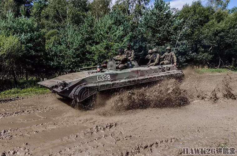 BMP-1 được trang bị một pháo chính 73mm 2A28 với khả năng chở theo tối đa 11 binh sĩ trong đó có 3 người thuộc kíp lái, nó cũng được tích hợp sẵn một tên lửa chống tăng 9M14 Malyutka trên tháp pháo chính nhưng mẫu tên lửa này ngày càng hiếm xuất hiện trên những chiếc BMP-1 của Ba Lan.