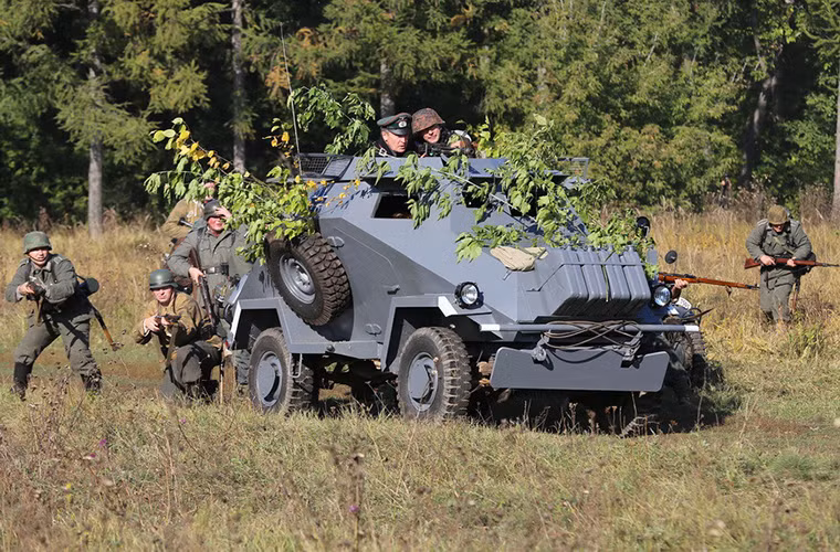 Phía quân Đức cũng được trang bị xe bọc thép nhưng không rõ là chủng loại gì.