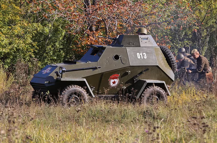 Bên cạnh bộ binh đợt đánh trận giả này còn sử dụng cả các phương tiện cơ giới chủ yếu là xe bọc thép được sử dụng trong chiến tranh.