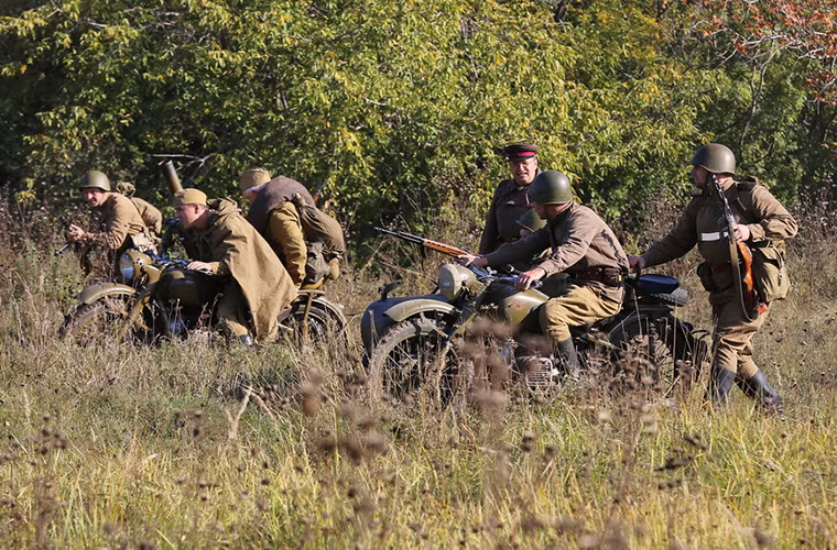 Có cả những chiếc xe gắn máy được trang bị từ súng máy cho tới cả cối trên xe.