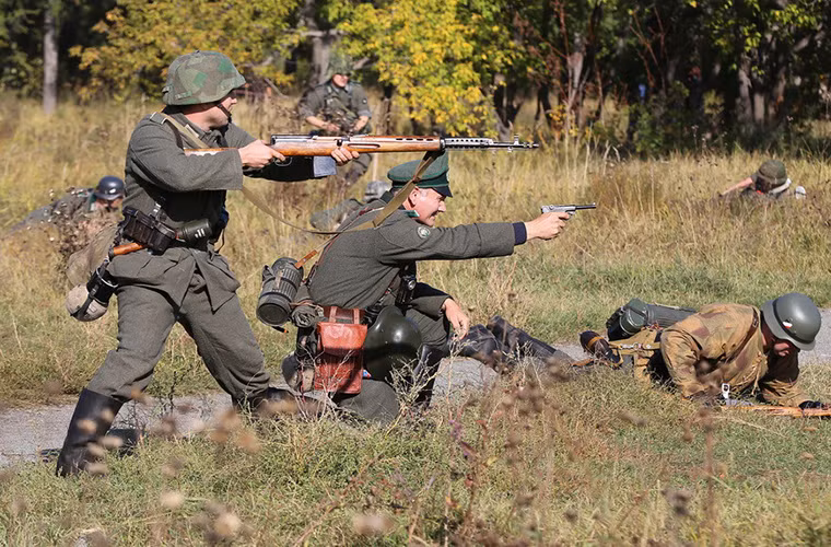 Về phía Đức họ chỉ còn 900.000 quân và 900 xe tăng, xe bọc thép các loại sau các thất bại chiến lược ở Mặt trận phía Đông.