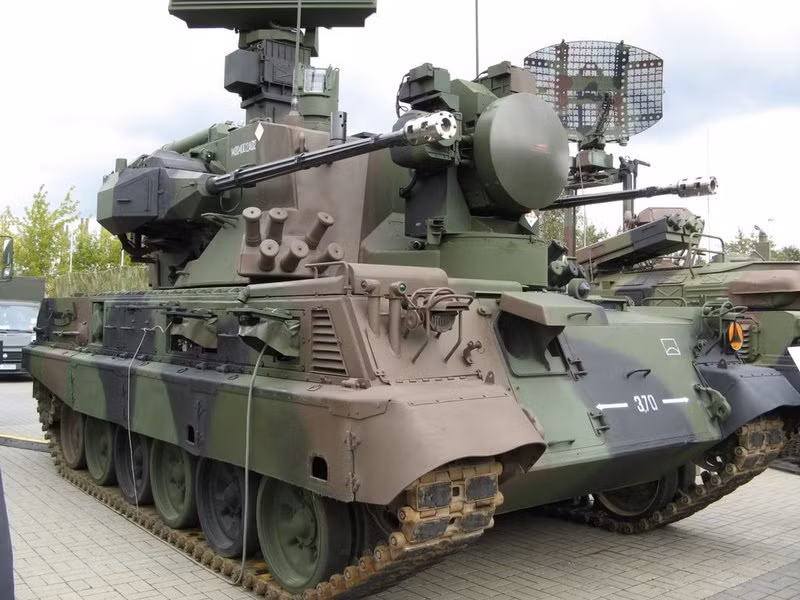 Với trọng lượng 45 tấn, được trang bị động cơ diesel S-12U công suất 850 mã lực ở những phiên bản đầu, phiên bản kế tiếp sử dụng động cơ S-1000 với công suất 1000 mã lực cho khả năng cơ động 60km/h và tầm hoạt động 650km. Nguồn ảnh: pu.i.wp