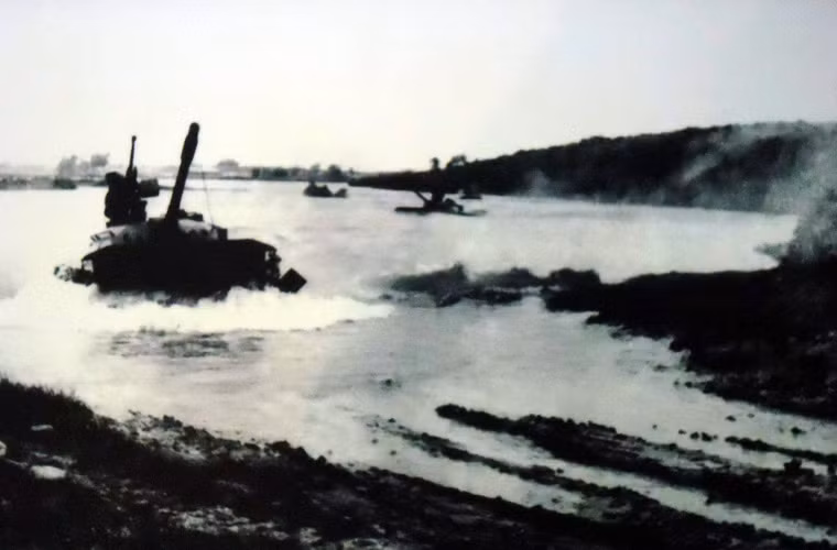Những năm 1960, Việt Nam được Liên Xô viện trợ xe tăng T-54/55, cùng một số xe tăng Type-59 (phiên bản T-55 sản xuất tại Trung Quốc). Binh chủng Tăng-Thiết giáp chính thức tham chiến trong trận Làng Vây, Khe Sanh, Quảng Trị năm 1968. Nguồn ảnh: Otavaga