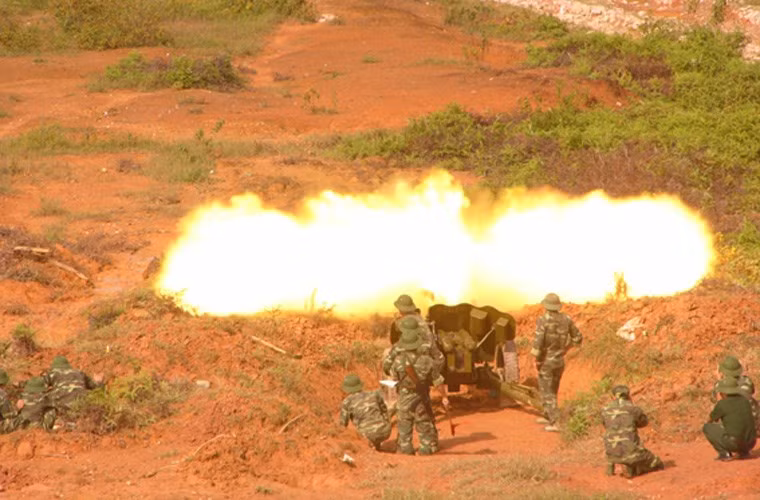 Pháo binh Việt Nam còn có các loại lựu pháo kéo xe uy lực như D-20 152 mm, D-30 122 mm, D-44 85 mm, M114 155 mm (thu giữ của VNCH). Ngày nay các loại pháo này vẫn là nòng cốt của binh chủng được mệnh danh là "chân đồng, vai sắt".