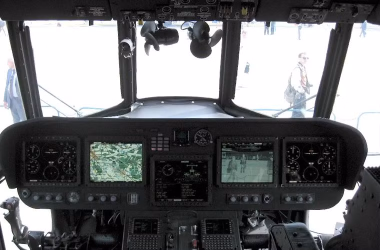 Hệ thống điện tử được mở rộng và hiện đại ở các phiên bản mới nhất. Chúng được trang bị các thiết bị quan sát và bay vào ban đêm. Phiên bản mới nhất Mi-17V-5 của Ấn Độ được trang bị cả radar thời tiết, hệ thống điện tử PKV-8, và KNEI-8 mới nhất. Với việc trang bị các màn hình đa chức năng hiển thị thông số bay, Mi-17 được đánh giá không hề kém cạnh so với đối thủ.