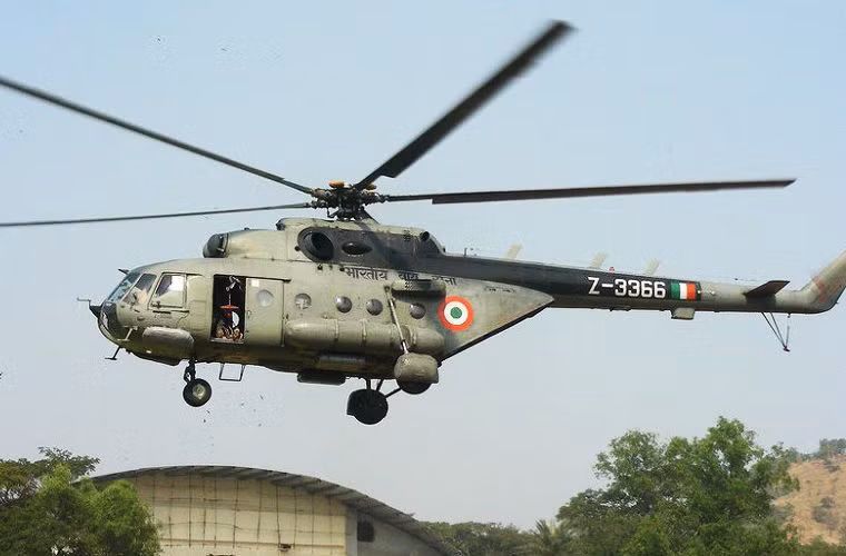 Tùy thuộc vào các biến thể mà Mi-17 có trọng lương cất cánh tối đa khác nhau, tuy nhiên phiên bản tiêu chuẩn thường có trọng lượng cất cánh khoảng 13 tấn.