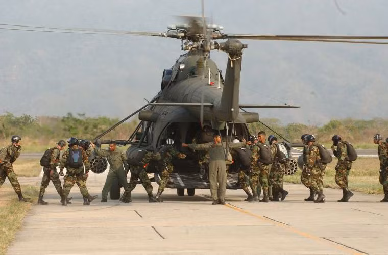 Và nó phải trang bị thùng dầu phụ để gia tăng tầm bay lên 1.065km. Một điểm đáng lưu ý khác là với tầm hoạt động ở trần bay lên tới 6.000m, hầu như các loại tên lửa tấn công vác vai khó lòng có thể hạ chúng, và như thế nó rất an toàn cho các đơn vị lính đặc nhiệm khi thực thi nhiệm vụ.