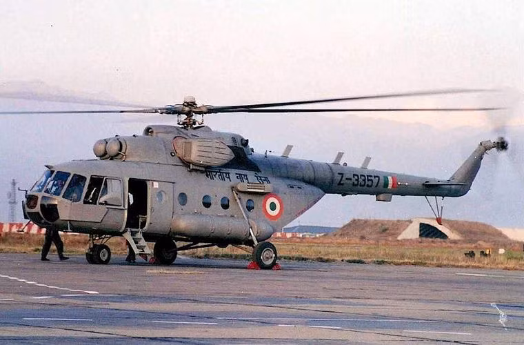 Điều đặc biệt là khi cần thiết nó có thể trang bị một khối lượng vũ khí lên tới 4.500kg bao gồm bom, rocket, tên lửa chống tăng, hoặc các pod súng máy treo bên ngoài thân bằng một giá treo đặc biệt.