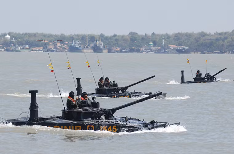 BMP-3F là một trong những biến thể hiện đại nhất của dòng xe chiến đấu bộ binh BMP-3 và nó được thiết kế dành riêng cho hoạt động trên biển, với khả năng lội và nổi trên nước tốt hơn so với các phiên bản trước đó. Bên cạnh đó BMP-3F còn được trang bị hệ thống động cơ đẩy chân vịt mới cho phép nó di chuyển với vận tốc lên tới 10km/h trên mặt nước. Nguồn ảnh: Kaskus.