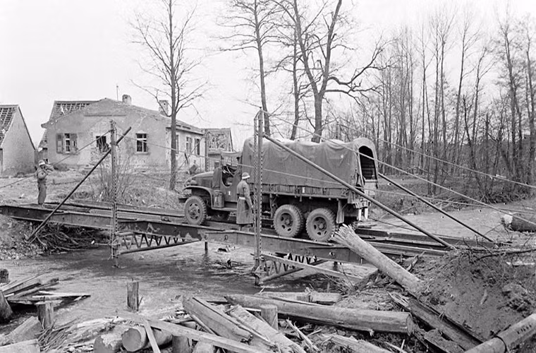 Một cây cầu công binh được quân Đồng Minh xây dựng ở miền nam nước Đức, khi rút lui vào sâu bên trong nội địa quân Đức cũng cho phá hàng loạt cây cầu để ngăn bước tiến của quân Đồng Minh.