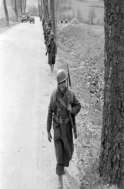 Một đơn vị bộ binh hỗn hợp Mỹ-Pháp hành quân trên một vùng quê miền Nam nước Đức.