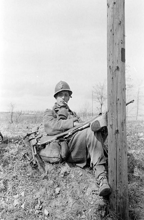 Lính Pháp với khẩu súng trường M1903 Springfield do Mỹ chế tạo nó có phần hơi lỗi thời so với chiến trường lúc đó.