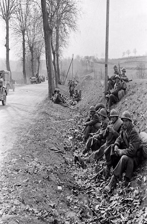 Nhìn bức ảnh này không ai nghĩ họ đang tham gia cuộc chiến khốc liệt nhất lịch sử thế giới.