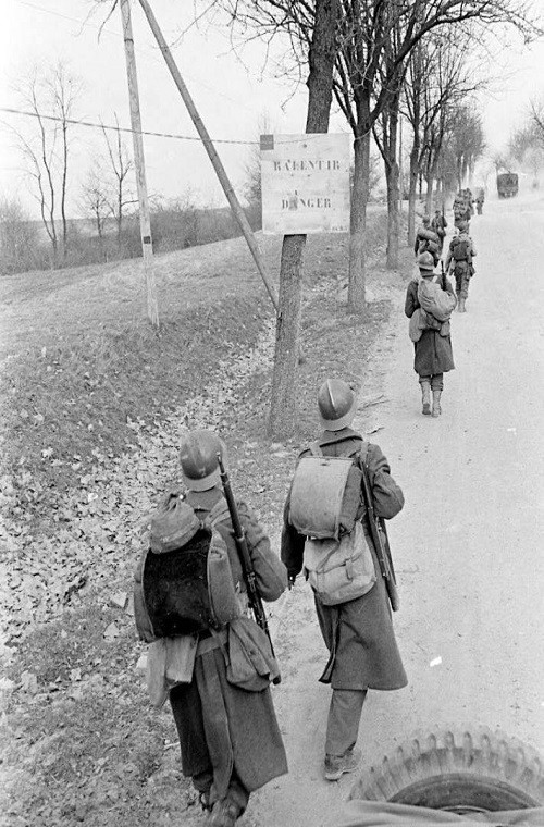 Quân đội Pháp chưa bao giờ tiến được xa như thế vào trong biên giới Đức kể cả trong Chiến tranh Thế giới thứ 1. Để có ngày hôm nay hàng triệu lính Pháp đã hy sinh hoặc bị bắt tù binh trong giai đoạn đầu của Chiến tranh Thế giới thứ 2 cùng với đó là việc nước Pháp rơi vào tay Hitler.