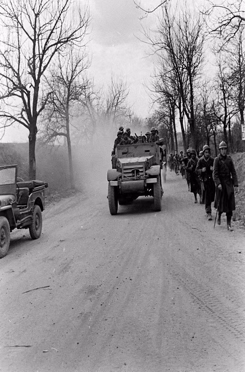Trong ảnh là sư đoàn bộ binh cơ giới số 3 của Pháp tiến vào miền Nam nước Đức vào tháng 3/1945, họ chiến đấu bên cạnh các nước Đồng Minh khác tại đây.