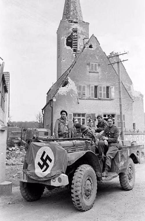 Trong giai đoạn từ tháng 3-4/1945 giao tranh ở Mặt trận phía Tây có dấu hiệu hạ nhiệt khi các đơn vị chủ lực của Đức không còn sức kháng cự với quân Đồng Minh vốn ảo đảo cả trên không lẫn dưới mặt đất.