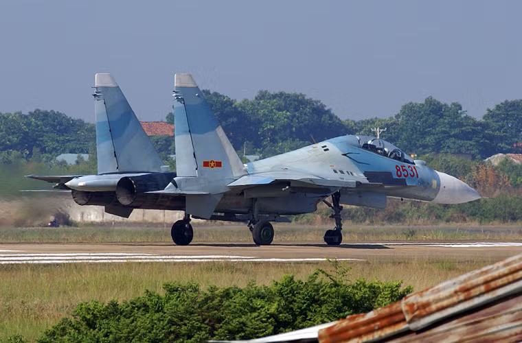 Hiện nay, chiến đấu cơ hiện đại nhất của quân chủng là tiêm kích Su-30MK2 do Nga chế tạo. Su-30MK2 được trang bị hệ thống điện tử hiện đại, hỏa lực mạnh giúp quân chủng xây dựng lực lượng có sức mạnh tác chiến hàng đầu khu vực Đông Nam Á. Ảnh: Flickr