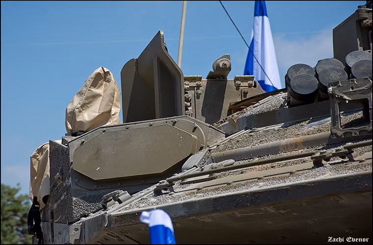 Trophy APS là một trong những hệ thống phòng vệ chủ động tiên tiến nhất trên thế giới hiện nay. Nó có khả năng đánh chặn mọi mối đe dọa từ tên lửa chống tăng lẫn đạn rocket từ xa trước khi chúng kíp đến gần mục tiêu. Mỗi hệ thống Trophy đều đi kèm với radar cảnh báo sớm và quản lý chiến trường với khả năng bảo vệ toàn diện 360 độ quanh phương tiện triển khai nó. Nguồn ảnh: Wikiwand.