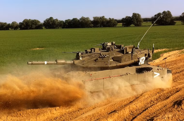 Ngoài khả năng phòng vệ chủ động cho xe tăng, Trophy APS còn giúp kíp chiến đấu trên xe xác định được vị trí của đối phương ngay sau khi tên lửa được phóng ra. Từ đó cho phép kíp chiến đấu hoặc lực lượng bộ binh có thể nhanh chóng tiêu diệt mục tiêu loại bỏ các mối nguy hiểm tiềm năng. Nguồn ảnh: Wikiwand.