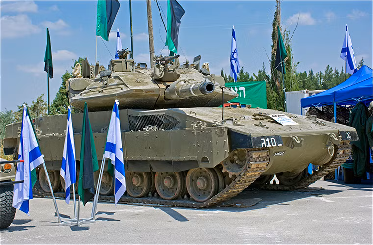 Trophy APS được Israel đưa vào chiến trường lần đầu tiên vào năm 2011 và ngay lập tức chứng minh được sự hiệu quả của mình, đặc biệt là trong các hoạt động quân sự trong chiến dịch 'Protective Edge' tại Dải Gaza vào năm 2014. Khi những chiếc Merkava 4 đánh chặn thành công nhiều đợt tấn công bằng tên lửa chống tăng từ đối phương. Nguồn ảnh: Wikiwand.