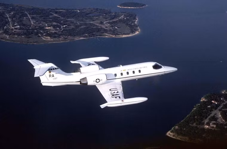 Một mẫu máy bay thương mại khác được cải tạo của Không Mỹ là C-21 tuy nhiên nó được sử dụng cho các trường hợp di tản khẩn cấp khi xảy ra các tình huống an ninh. Nguồn ảnh: Business Insider.