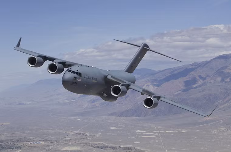 Tiếp theo là C-17 Globemaster III dòng máy bay vận tải quân sự hạng nặng của Không quân Mỹ, nó có khả năng mang theo tới hơn 77 tấn hàng hóa các loại hoặc 100 lính dù cho nhiệm vụ đổ bộ đường không. Nguồn ảnh: Business Insider.