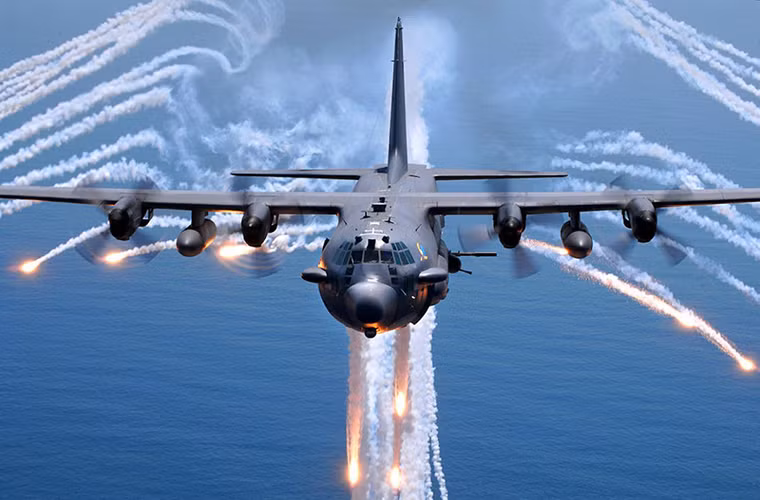 Sau A-10 là - AC-130 biến thể cường kích hạng nặng của dòng máy bay vận tải quân sự C-130. Giống như A-10, nhiệm vụ của chính của cũng là hổ trợ hỏa lực trên không cho các đơn vị mặt đất tuy nhiên thay vì sử dụng tên lửa nó lại sử dụng pháo tự động và súng máy hạng nặng. Nguồn ảnh: Business Insider.