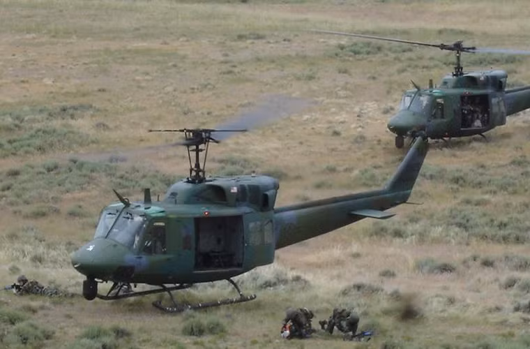 UH-1N Huey dòng máy bay trực thăng vận tải quân sự nổi tiếng một thời của Không quân Mỹ, tuy nhiên hiện tại UH-1N Huey chỉ thực hiện các nhiệm vụ hổ trợ trên không nhưng có giới hạn hoạt động. Nguồn ảnh: Business Insider.