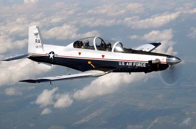 T-6A Texan II máy bay huấn luyện sơ cấp dành cho phi công chiến đấu Mỹ, nó được trang bị cho cả Hải quân và Không quân Mỹ với khả năng thực hiện một số bài bay cơ bản. Nguồn ảnh: Business Insider.
