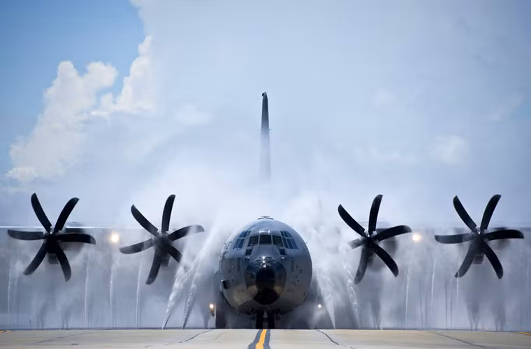 WC-130 Hercules biến thể trinh sát trên không của C-130, nhiệm vụ chính của nó bay trinh sát thời tiết trong mọi điều kiện kể cả trong những cơn bão lớn nhất. Nguồn ảnh: Business Insider.