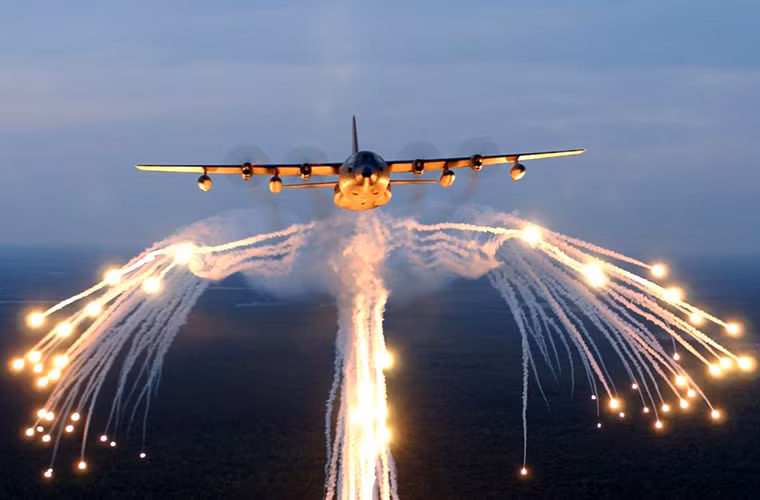 Biến thể tiếp theo của C-130 là HC-130J Combat King II với nhiệm vụ chính vẫn là vận tải quân sự, tuy nhiên nó lại được sử dụng trong các đơn vị tác chiến đặc biệt hoặc đổ bộ đường không và một số nhiệm vụ không vận khác. Nguồn ảnh: Business Insider.