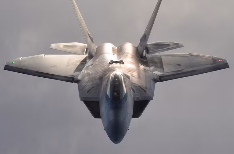 Theo Business Insider, Không quân Mỹ đang sử dụng tới 39 loạt máy bay quân sự khác nhau trong biên chế. Mỗi chiếc trong số chúng đều sở hữu sức mạnh khác nhau. Thậm chí trong một dòng máy bay cũng có nhiều biến thể dành cho từng loại nhiệm vụ. Chính điều này đã giúp Mỹ sở hữu sức mạnh không quân hàng đầu thế giới. Dưới đây là 39 dòng máy bay quân sự đang được Không quân Mỹ sử dụng do Business Insider tổng hợp. Nguồn ảnh: Business Insider.