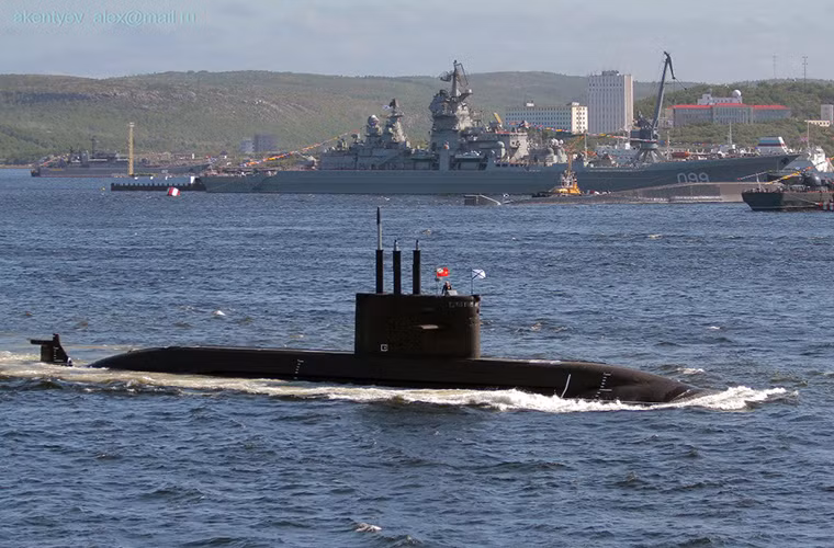 Tàu ngầm Project 677 Sankt Peterburg được khởi đóng từ năm 1997 tại nhà máy đóng tàu Admiralty Verfi, đến năm 2010 nó mới chính thức được hạ thủy và từ đó cho đến nay con tàu này chỉ tham gia vào các hoạt động thử nghiệm trên biển. Nếu được đưa vào trang bị tàu Sankt Peterburg sẽ được biên chế cho Hạm đội Biển Baltic.