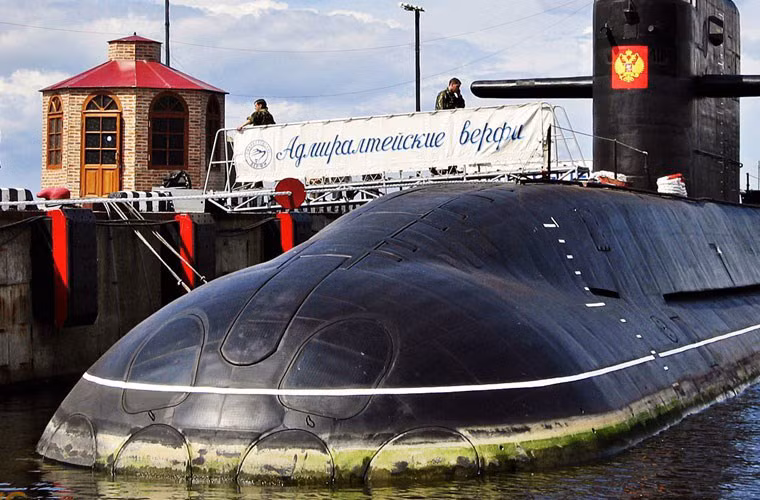 Về thiết kế, tàu lớp Lada nhỏ hơn hẳn lớp Kilo với lượng giãn nước tối đa khi lặn chỉ 2.700 tấn với thân tàu dài 72m. Thời gian hoạt động trên biển của nó cũng 45 ngày với thủy thủ đoàn 34 người ít hơn hẳn so với Kilo. Hệ thống vũ khí chính của tàu ngầm Lada là 6 ống phóng ngư lôi 533mm với 18 ngư lôi mang theo.