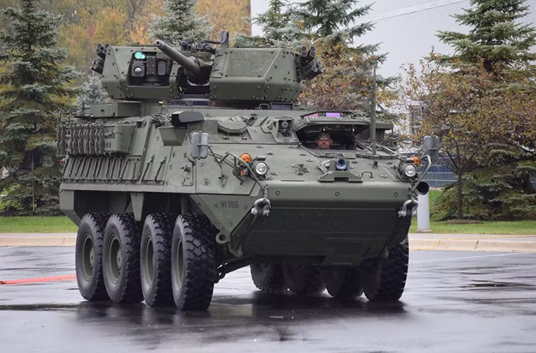 Theo Breaking Defense, hôm 27/10 Quân đội Mỹ đã tiếp nhận nguyên mẫu xe bọc thép chiến đấu Stryker “Dragoon” đầu tiên từ General Dynamics. Điểm nổi bật nhất của biến thể này là tháp pháo tự động 30mm - thứ vũ khí hiếm khi xuất hiện trên các dòng xe bọc thép của Mỹ. Điều này cũng để Mỹ chứng minh cho Nga thấy họ vẫn chưa hề tụt hậu trong công nghệ phát triển xe bọc thép.