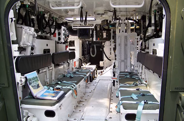 Các đơn vị sẽ được trang bị Stryker “Dragoon” đầu tiên trong Quân đội Mỹ chính là các lữ đoàn lính dù đang đóng quân tại Châu Âu. Theo như lời các tướng lĩnh Mỹ nói là nhằm tăng cường khả năng phòng vệ trước một cuộc tấn quy mô từ Nga. Trong ảnh là bên trong khoang chở quân của Stryker “Dragoon” với thiết kế hầu như được giữ nguyên. Nguồn ảnh: Wikipedia.