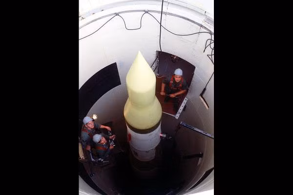 Điểm khác biệt của Minuteman-3 so với 2 phiên bản trước là ngoài phương thức phóng từ giếng phóng nó còn được phóng từ xe chở, nâng cao tính cơ động của tên lửa. Nguồn ảnh: Wiki