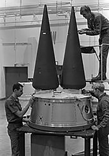 Tên lửa LGM-30G Minuteman III có ba tầng, sử dụng nhiên liểu rắn, mỗi tên lửa có thể mang ba đầu đạn hạt nhân độc lập, đây là điểm nổi trội so với các tên lửa tiền nhiệm chi có thể mang một đầu đạn lớn. Nguồn ảnh: Wiki