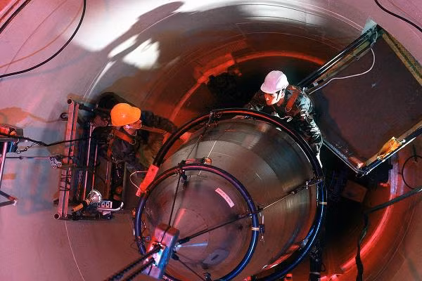 Loại tên lửa này bao gồm 3 tầng, sử dụng nhiên liệu rắn; mỗi tầng tương ứng với một loại động cơ đẩy, chỉ sử dụng trong một giai đoạn bay, sau đó sẽ tách ra và rơi xuống. Giai đoạn 1 sử dụng động cơ Thiokol TU-122 (M-55); giai đoạn 2 là động cơ Aerojet-General SR-19-AJ-1, còn giai đoạn 3 sử dụng Aerojet/Thiokol SR73-AJ/TC-1 làm động cơ đẩy. Nguồn ảnh: Wiki