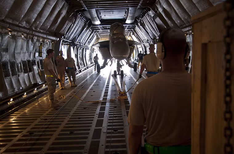 Với hệ thống động cơ TF39-GE-1C, vận tải cơ C-5 có tốc độ bay tối đa 932km/h với tầm bay 4.400km khi chở tối đa 120 tấn hàng hóa.