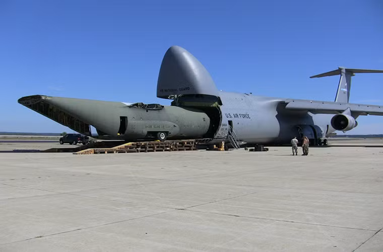 Bức ảnh này khiến chúng ta càng cảm thấy khâm phục sức mạnh của C-5 Galaxy khi nó có thể chở theo cả một máy bay vận tải khác trong thân như chiếc C-130 Hercules này.