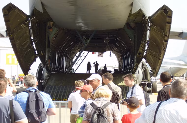 Để thuận tiện hơn cho việc bốc dở hàng hóa cả phần đuôi lẫn phần đầu của C-5 đều được thiết kế mở, cho phép hàng hóa hoặc thiết bị quân sự cỡ lớn có thể ra vào từ cả hai phía.