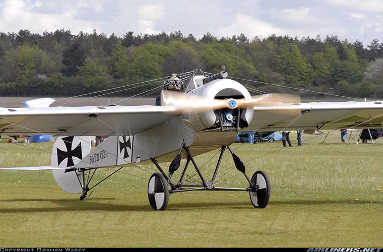 Sự phát triển mạnh mẽ của Không quân Pháp trong CTTG 1 cũng buộc người Đức xem lại chương trình phát triển máy bay quân sự của mình mặc dù về công nghệ họ hoàn toàn thua kém. Và câu trả lời của người Đức là mẫu tiêm kích Fokker EI vốn được phát triển từ một mẫu máy bay trinh sát.