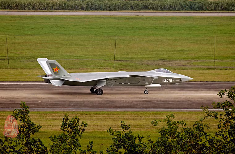 Trong những thập kỷ cuối cùng của thế kỷ 20 những công nghệ hàng không tiên tiến nhất vẫn tiếp tục được áp dụng cho sự phát triển của máy bay chiến đấu, nhiều chiếc trong số chúng còn được thiết kế để tàng hình trước hệ thống radar của đối phương và công nghệ này không chỉ có ở Phương Tây mà ngay một quốc gia Châu Á như Trung Quốc cũng sở hữu.