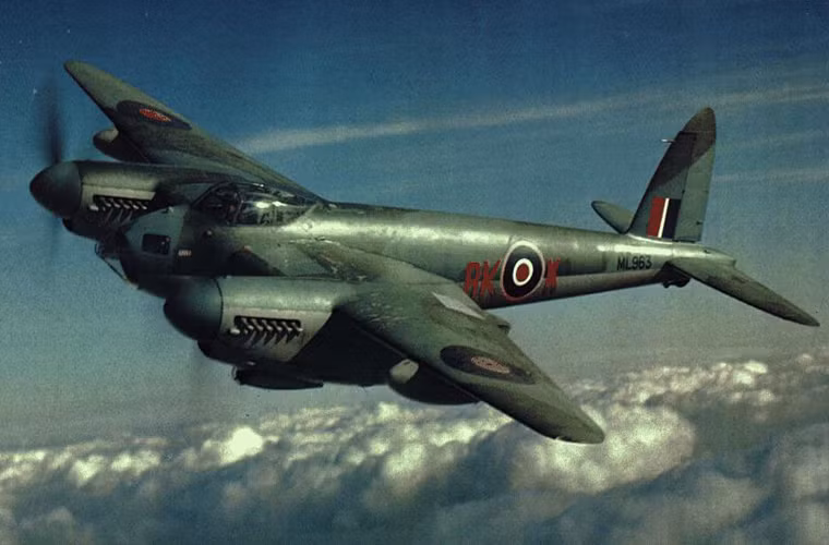 Một trong những dòng máy bay chiến đấu thành công nhất trong CTTG 2 có thể kể tới là De Havilland Mosquito do Anh phát triển. Nó gần như là một mẫu chiến đấu cơ đa năng vừa đóng vai trò tiêm kích, tấn công mặt đất, ném bom cho đến trinh sát. Có một điều đặc biệt là khung thân của De Havilland Mosquito được làm hoàn toàn bằng gỗ.