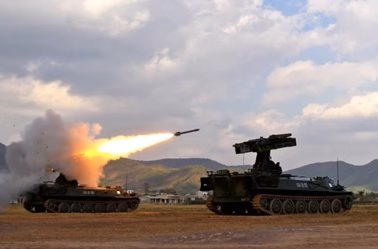 Những năm 1980, quân chủng PK-KQ được đầu tư trang bị hệ thống tên lửa phòng không di động tầm thấp 9K35 Strela-10 (SA-13 Gopher). Hệ thống này được triển khai xen kẽ để bảo vệ đội hình chiến đấu. Nguồn ảnh: Kiến Thức