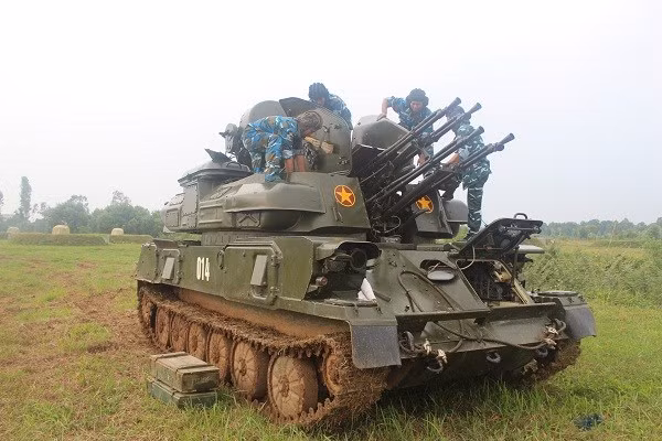 Ngoài ra, pháo phòng không di động ZSU-23-4 cũng là một sát thủ phòng không tầm thấp đáng nể. Hệ thống được thiết kế để tiêu diệt các mục tiêu bay thấp như trực thăng, UAV, tên lửa hành trình. Nguồn ảnh: Học viện PKKQ
