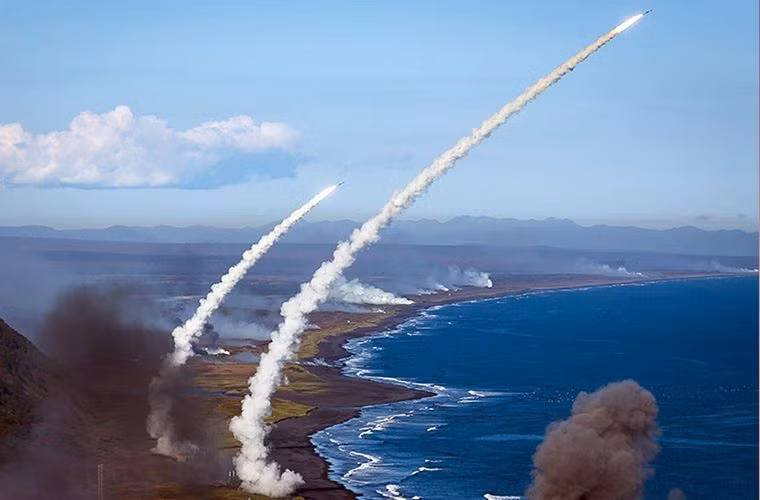 Liền ngay sau đó Liên Hợp Quốc sẽ tiến hành cuộc họp khẩn trong ngày 18/9 về tình hình tại Syria theo đề nghị của Nga sau vụ Mỹ không kích vào quân đội Syria. Nga cũng mạnh mẽ lên tiếng phản đối sự nhầm lẫn chết người này của Mỹ và Liên quân.