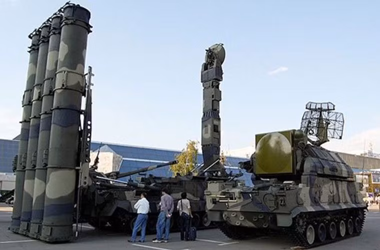 "Các hệ thống phòng không với những tên lửa hiện đại sẽ giúp tránh đi những sự cố tương tự như sự kiện tại Seir ez-Zor khi liên minh do Mỹ dẫn đầu đã không kích nhầm vào vị trí của quân chính phủ Syria giết chết 62 binh sĩ và làm bị thương hơn 100 người khác" nguồn tin từ RIR cho biết.