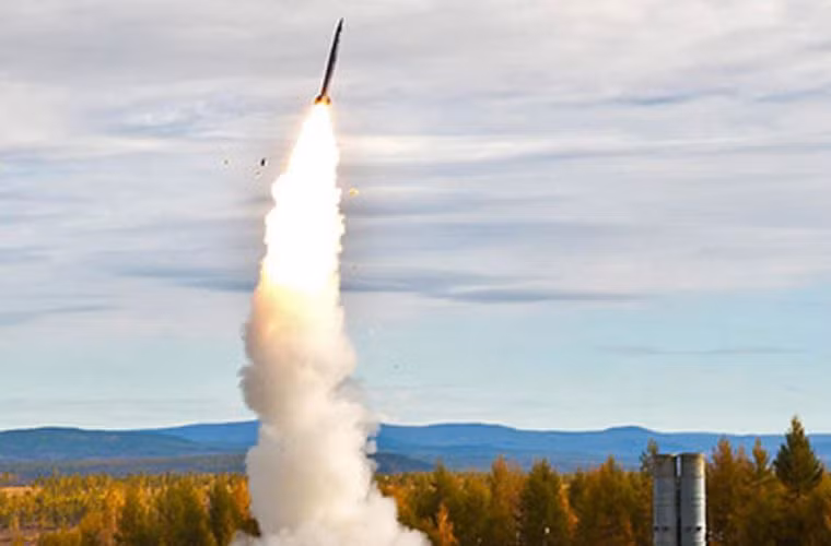 Theo RIR dẫn lời một nguồn trong quân đội Nga cho biết, việc triển khai này như là động thái để đáp lại với những tuyên bố của Washington khi họ muốn thực thi "Kế hoạch B" tại Syria bằng việc gia tăng các vụ không kích, chuyển giao lực lượng và vũ khí cho các phe phái đối lập tại Syria.